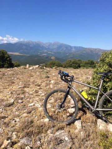 Gite Le Chalet Des Milles Et Un Chemins Castelnou Esterno foto