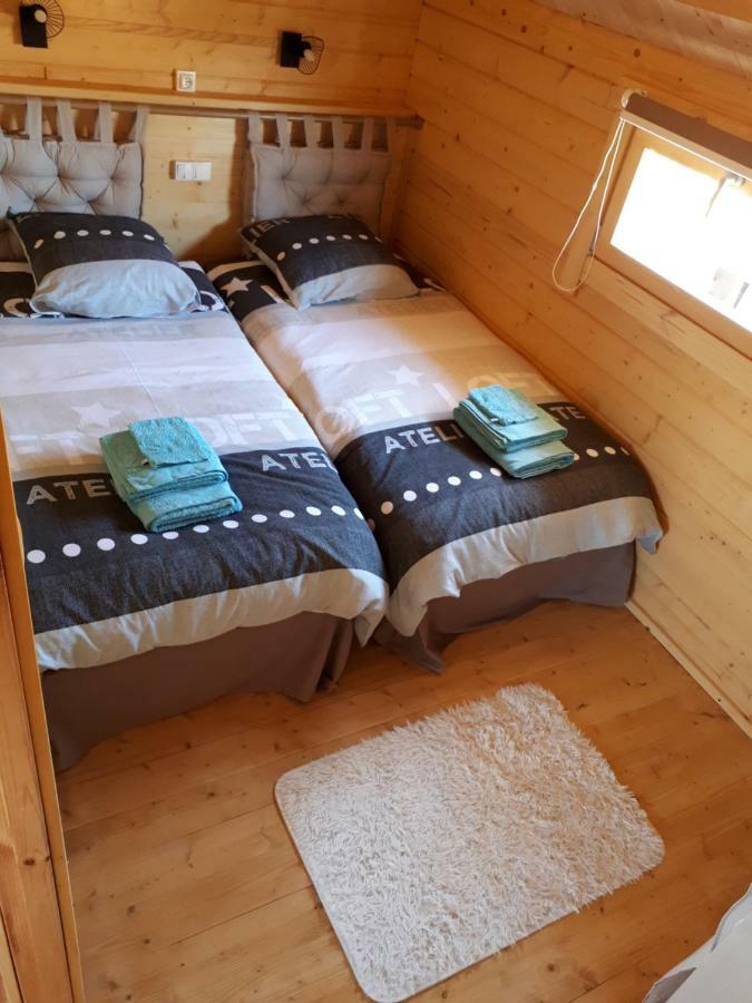 Gite Le Chalet Des Milles Et Un Chemins Castelnou Esterno foto